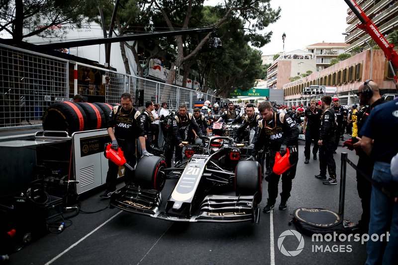 Kevin Magnussen, Haas F1 Team VF-19, on the grid