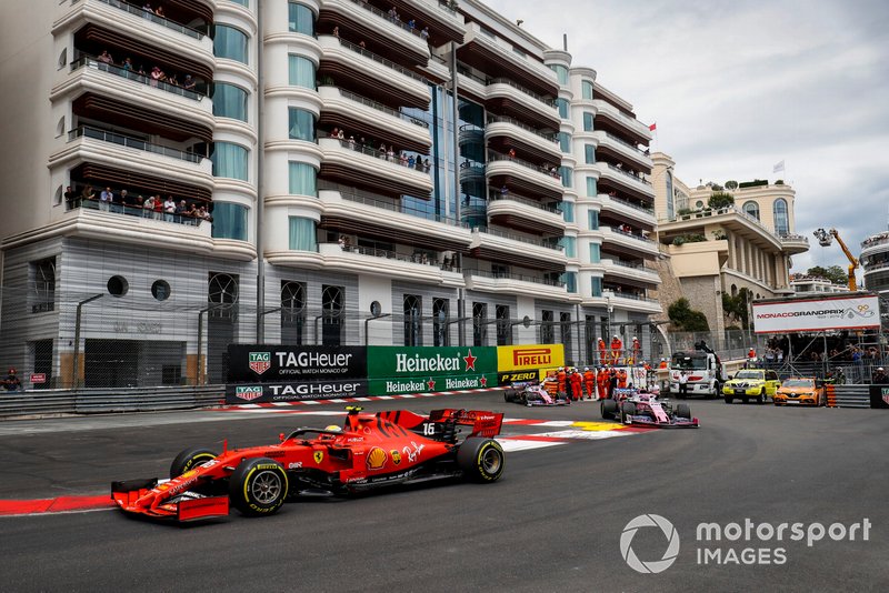 Charles Leclerc, Ferrari SF90, Lance Stroll, Racing Point RP19 y Sergio Pérez, Racing Point RP19