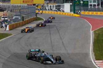 Valtteri Bottas, Mercedes AMG W10, voor Lando Norris, McLaren MCL34, en Max Verstappen, Red Bull Racing RB15