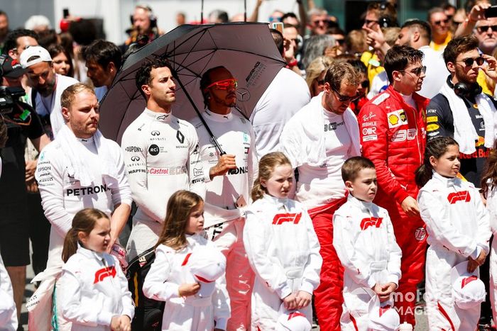 Valtteri Bottas, Mercedes AMG F1, Romain Grosjean, Haas F1, Lewis Hamilton, Mercedes AMG F1, Sebastian Vettel, Ferrari, Charles Leclerc, Ferrari, and Pierre Gasly, Red Bull Racing, con los Grid Kid Mascots antes de la salida