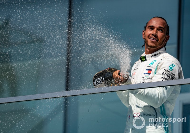 Hamilton a dobogók ranglistáján is a második helyen áll. 141 pódiumos helyezést tudhat a neve mellett. Hamarosan utolérheti Schumachert, aki 155 dobogóval fejezte be. Vettel a lista harmadik helyén 115 dobogóval várja a folytatást Alain Prost (106) és Kimi Räikkönen (103) előtt. A TOP-10-ben még Fernando Alonso (97), Ayrton Senna (80), Rubens Barrichello (68), David Coulthard (62) és Nelson Piquet (60) van ott.