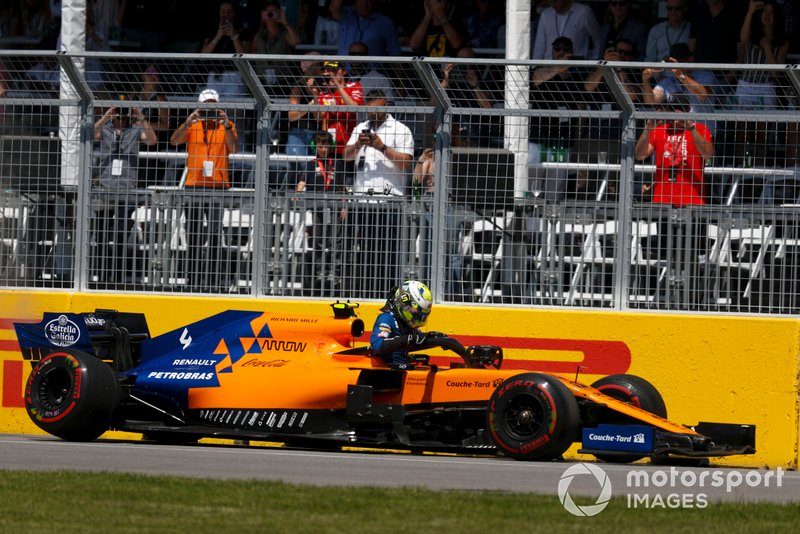 Lando Norris, McLaren MCL34, parks up with damage