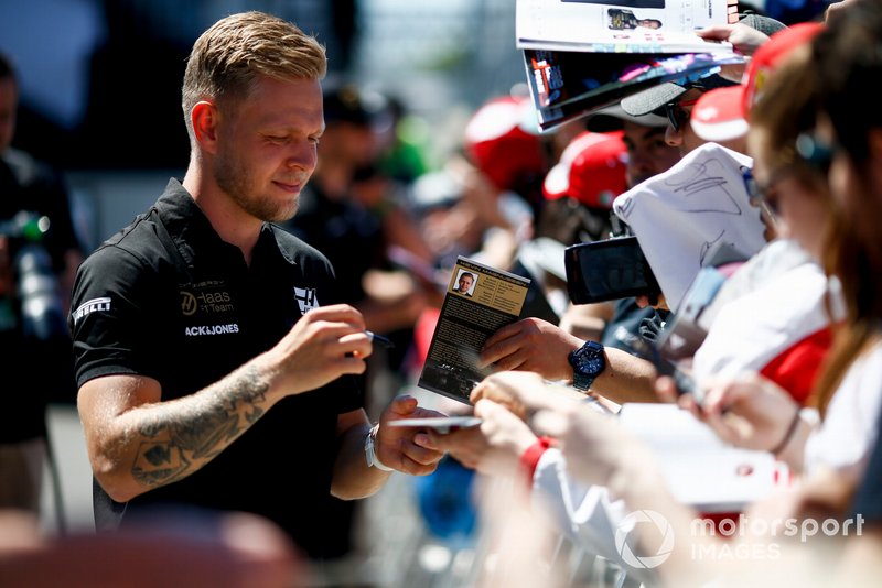 Kevin Magnussen, Haas F1 signs a autograph for a fan