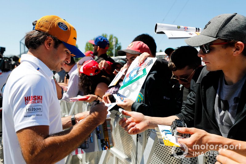 Carlos Sainz Jr., McLaren firma un autógrafo para un aficionado