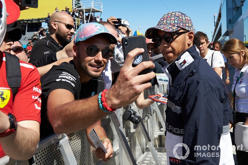 Lewis Hamilton, Mercedes AMG F1 takes a selfie with a fan