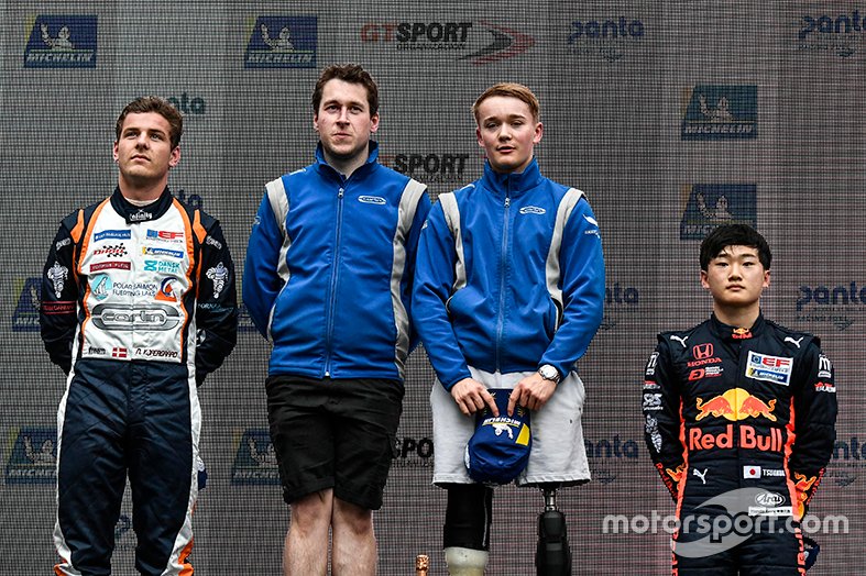 Podio: Ganador de la carrera Billy Monger, Carlin,