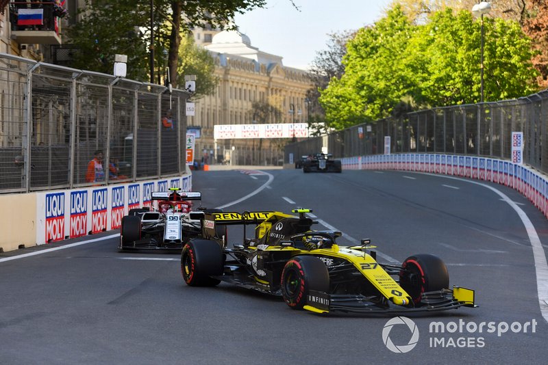 Nico Hulkenberg, Renault R.S. 19, precede Antonio Giovinazzi, Alfa Romeo Racing C38