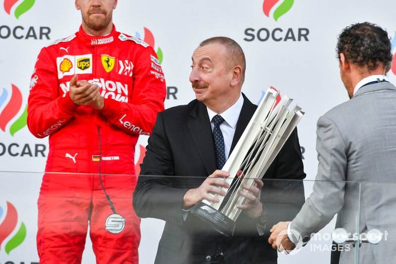 Il Presidente dell'Azerbaijan Ilham Aliyev sul podio si prepara a premiare i vincitori