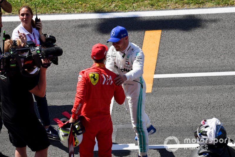 Sebastian Vettel, Ferrari, si congratula con Valtteri Bottas, Mercedes AMG F1, per la pole position