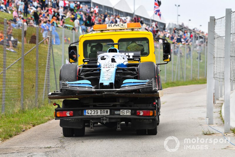 El coche de George Russell, Williams Racing FW42, es devuelto a los boxes en una grúa