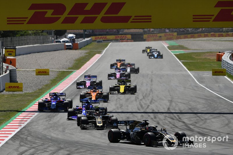 Romain Grosjean, Haas F1 Team VF-19, devant Kevin Magnussen, Haas F1 Team VF-19, Daniil Kvyat, Toro Rosso STR14, Alexander Albon, Toro Rosso STR14, et Carlos Sainz Jr., McLaren MCL34