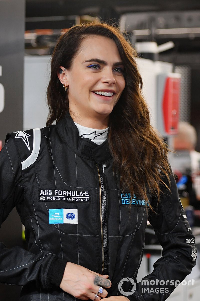 La modelo y actriz, Cara Delevigne, en el garaje de DS Techeetah