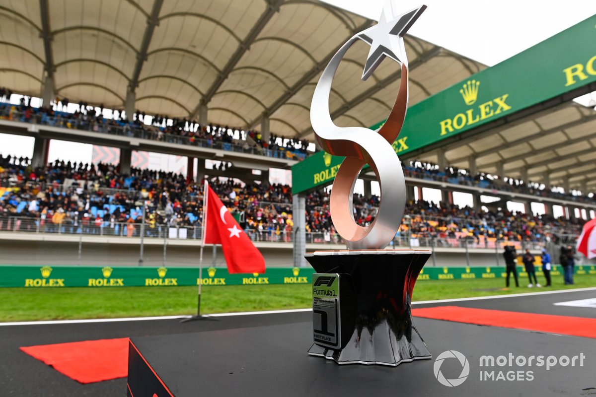 El trofeo en la parrilla antes de la salida