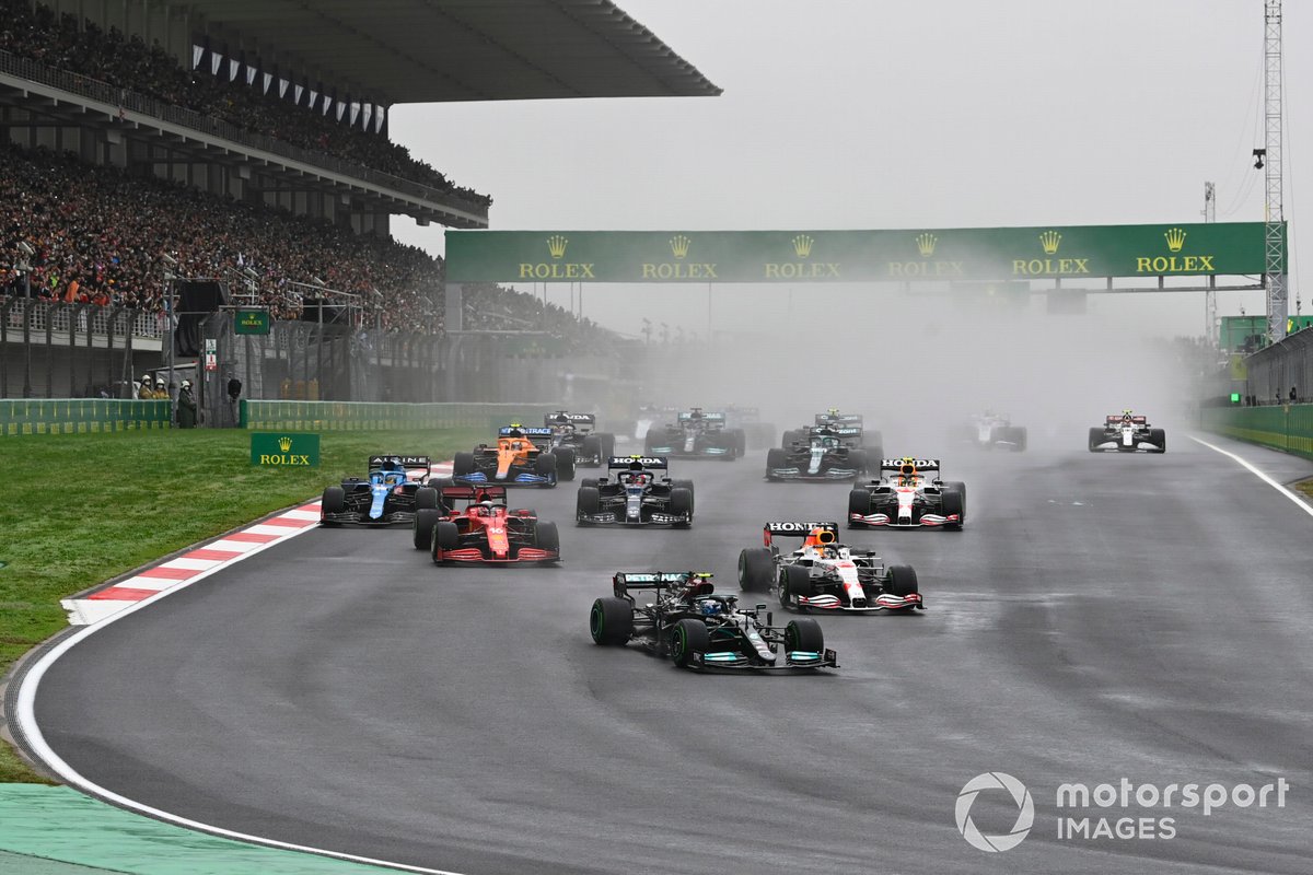 Valtteri Bottas, Mercedes W12, Max Verstappen, Red Bull Racing RB16B, Charles Leclerc, Ferrari SF21, Fernando Alonso, Alpine A521, Pierre Gasly, AlphaTauri AT02, e il resto delle auto alla partenza