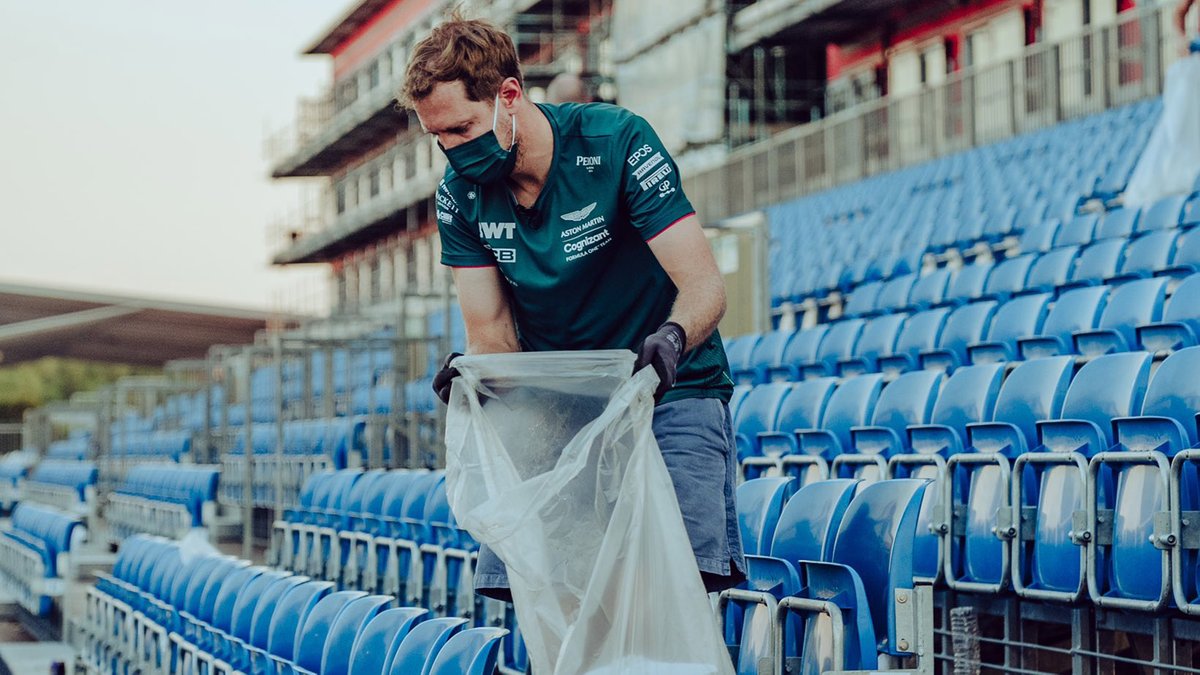 Sebastian Vettel, Aston Martin, ruimt plastic afval op na afloop van de Britse Grand Prix