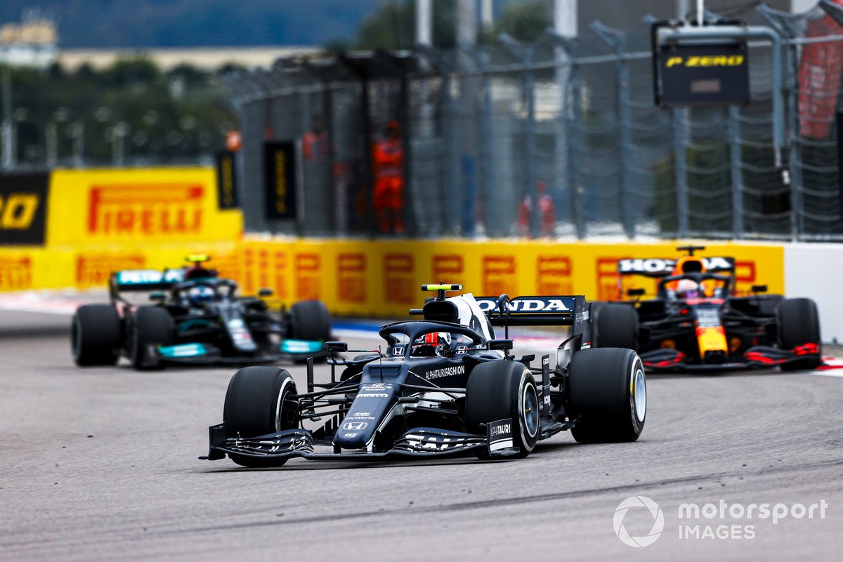 Pierre Gasly, AlphaTauri AT02, Max Verstappen, Red Bull Racing RB16B, e Valtteri Bottas, Mercedes W12