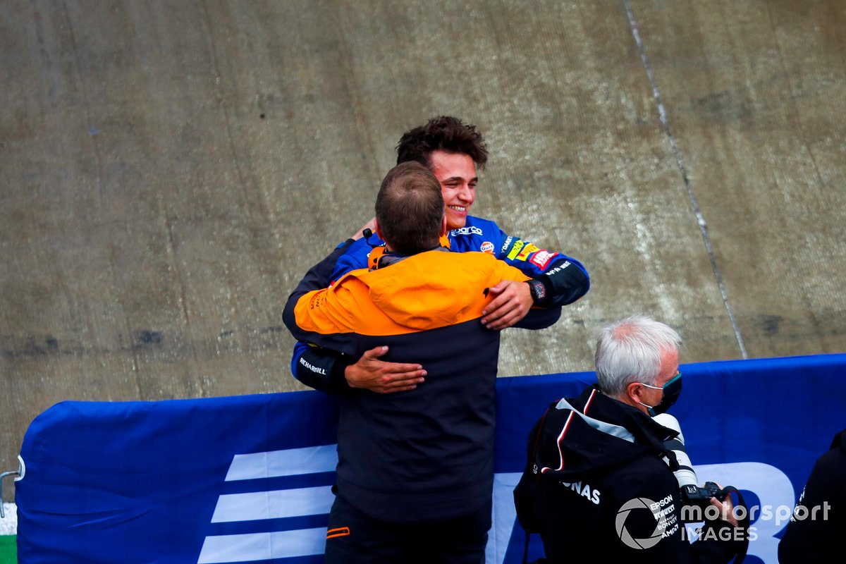 Lando Norris, McLaren, festeggia con un compagno di squadra dopo aver ottenuto la pole