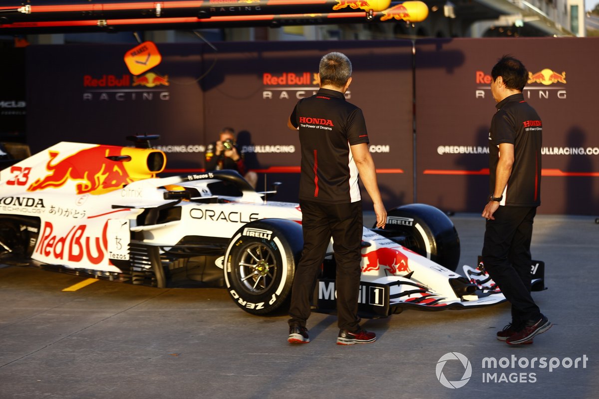 Toyoharu Tanabe, F1 Technical Director, Honda, and Masashi Yamamoto, General Manager, Honda Motorsport, with the car of Max Verstappen, Red Bull Racing RB16B