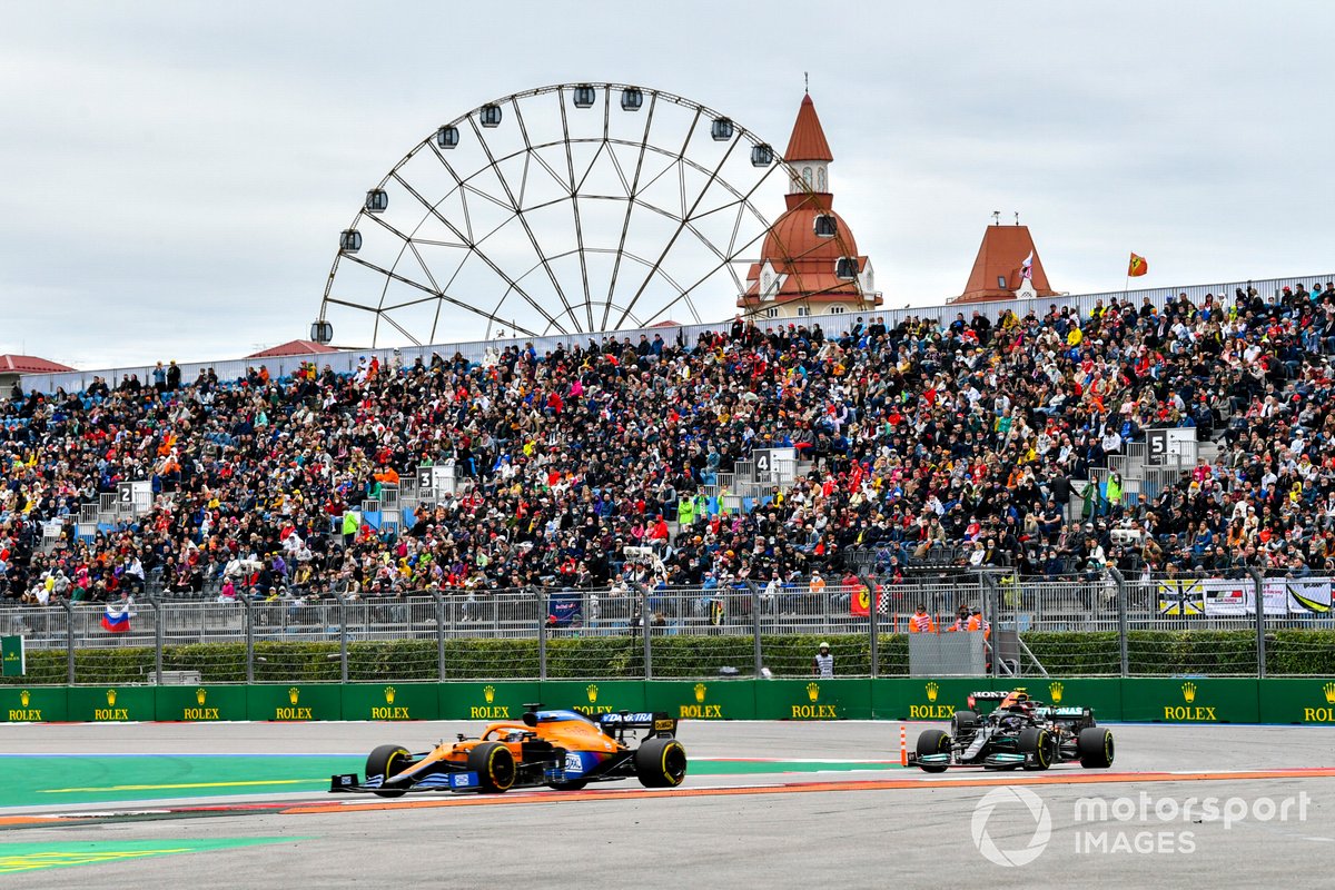 Daniel Ricciardo, McLaren MCL35M, Lewis Hamilton, Mercedes W12