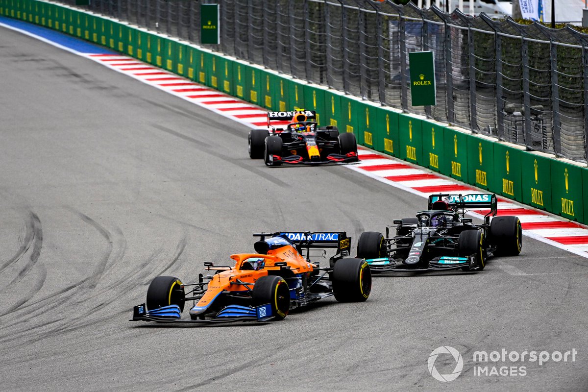Daniel Ricciardo, McLaren MCL35M, Lewis Hamilton, Mercedes W12, y Sergio Pérez, Red Bull Racing RB16B