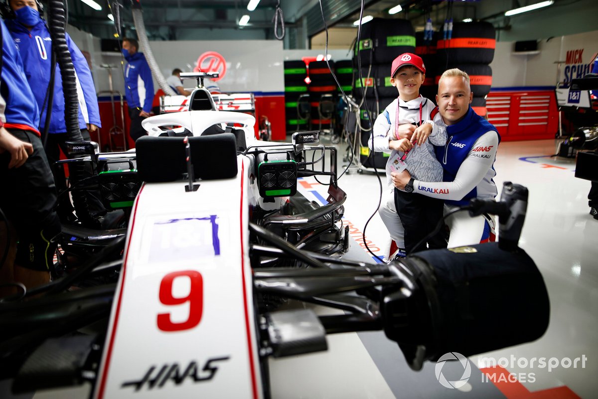 Nikita Mazepin, Haas F1, in the garage with a young guest