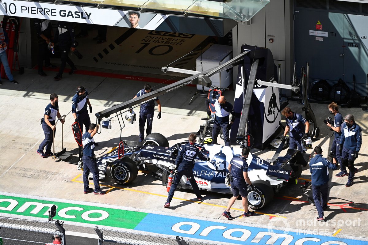 Pierre Gasly, AlphaTauri AT02, ai box