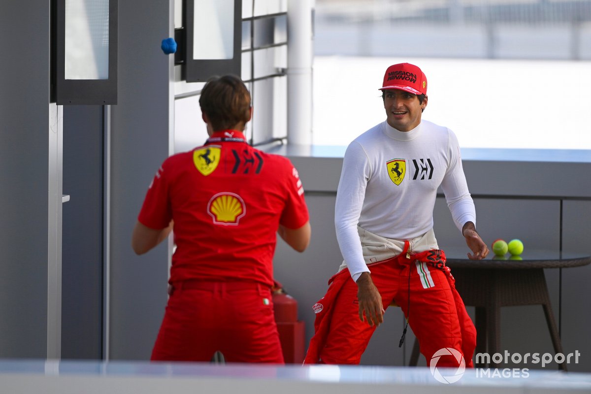 Carlos Sainz Jr., Ferrari, con su entrenador personal