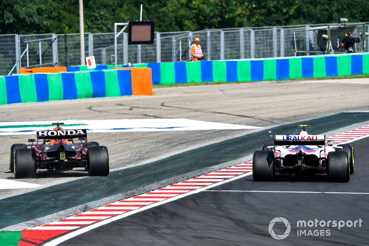 Fuori pista di Max Verstappen, Red Bull Racing RB16B, nella lotta con Mick Schumacher, Haas VF-21