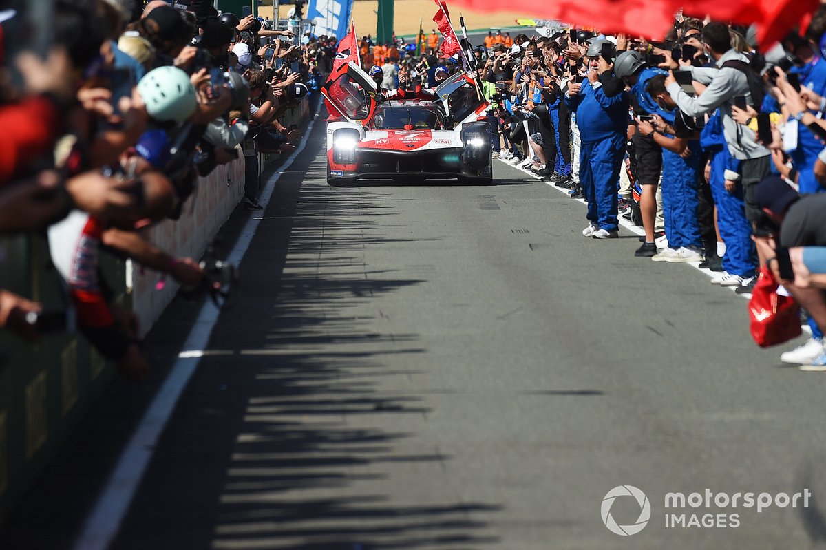 Mike Conway, Kamui Kobayashi, Jose Maria Lopez, #7 Toyota Gazoo Racing Toyota GR010 - Hybrid Hypercar festeggiano la vittoria