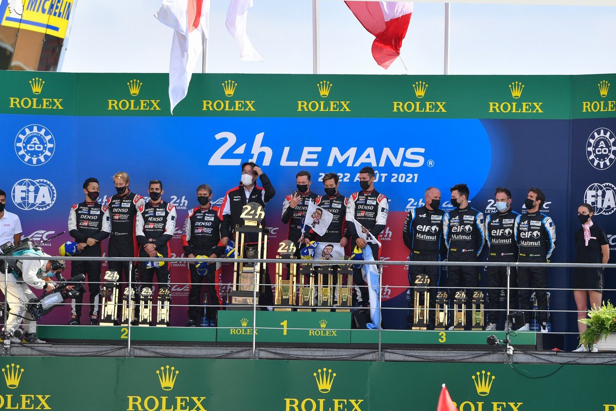 Podio: ganadores #7 Toyota Gazoo Racing Toyota GR010 - Hybrid Hypercar, Mike Conway, Kamui Kobayashi, José María López, segudo lugar #8 Toyota Gazoo Racing Toyota GR010 - Hybrid Hypercar, Sebastien Buemi, Kazuki Nakajima, Brendon Hartley, tercer lugar #36 Alpine Elf Matmut Alpine A480 - Gibson Hypercar of André Negrão, Nicolas Lapierre, Matthieu Vaxiviere