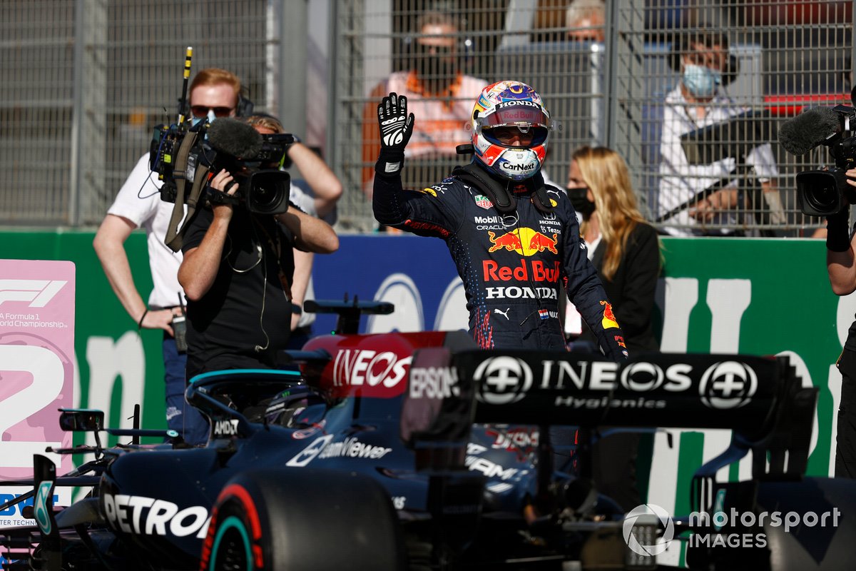 Max Verstappen, Red Bull Racing, saluta i fan dopo la Qualifica