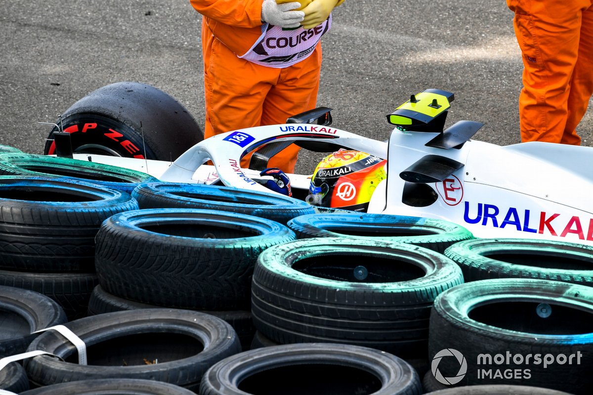 Los oficiales de pista asisten a Mick Schumacher, Haas VF-21, tras su accidente en la FP3