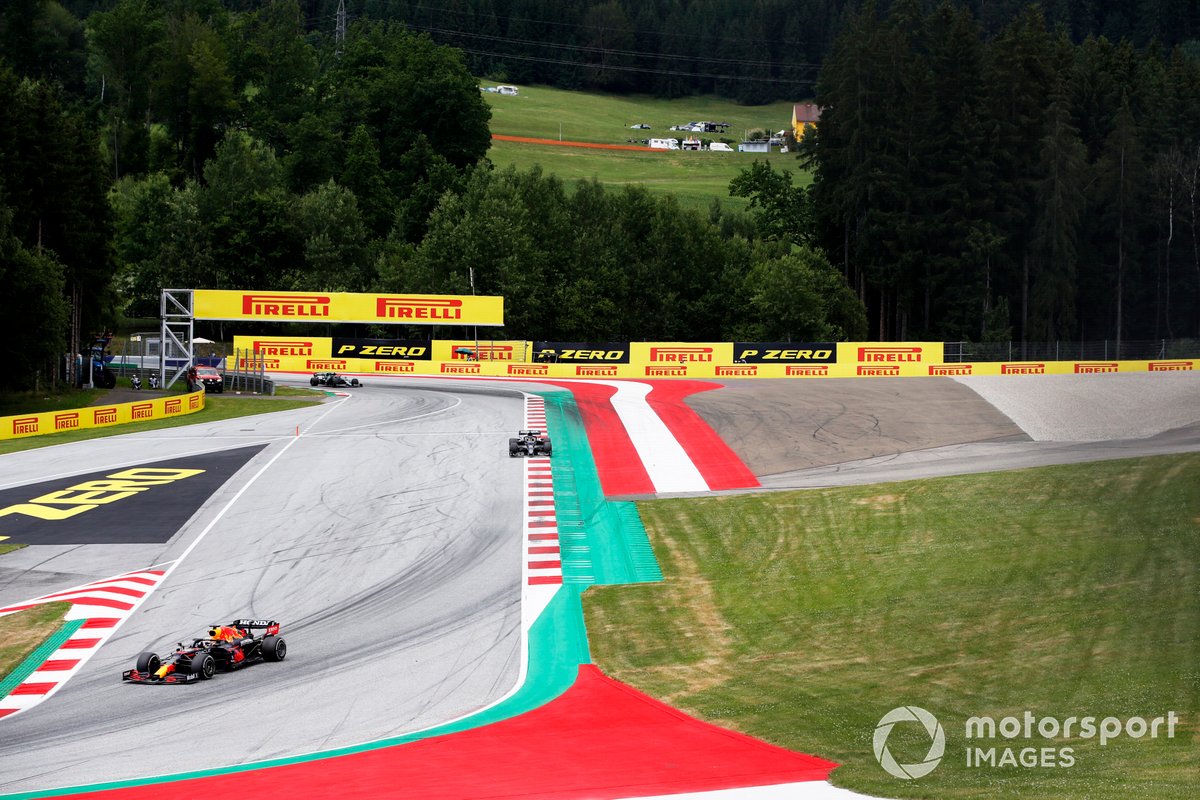 Max Verstappen, Red Bull Racing RB16B, Yuki Tsunoda, AlphaTauri AT02