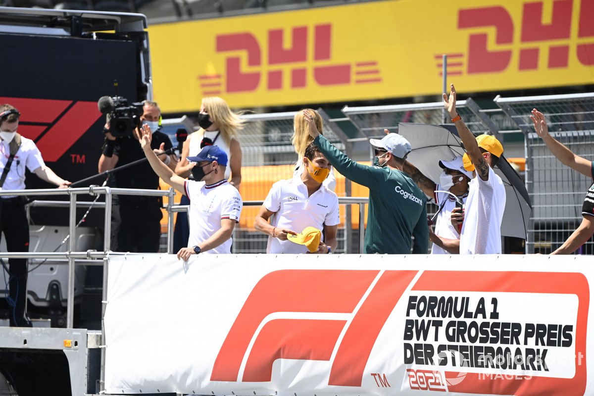 Valtteri Bottas, Mercedes, Daniel Ricciardo, McLaren, Sebastian Vettel, Aston Martin, en el desfile de pilotos