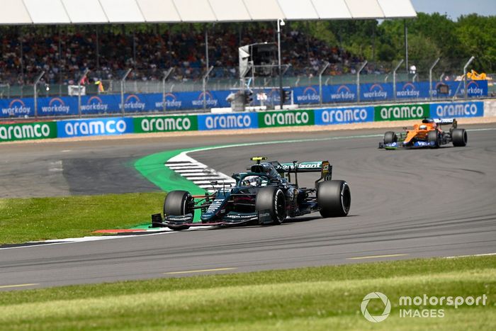 Sebastian Vettel, Aston Martin AMR21, Daniel Ricciardo, McLaren MCL35M