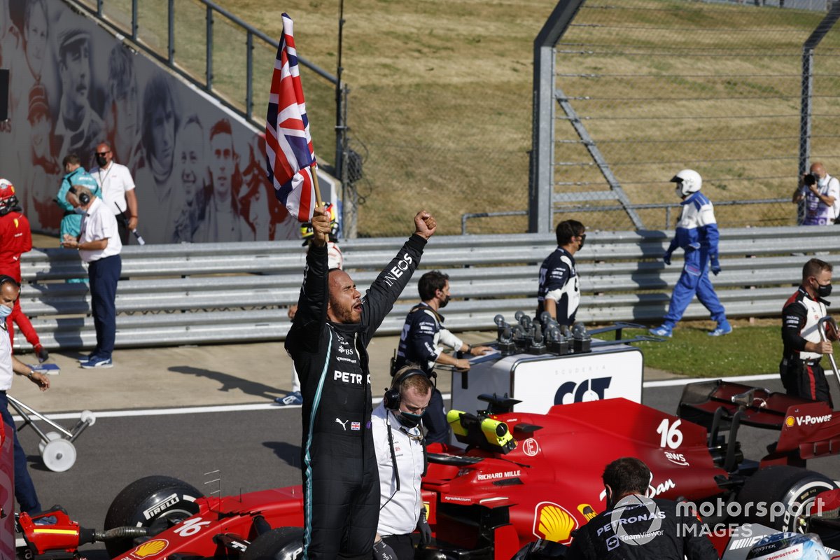 Lewis Hamilton, Mercedes, primo classificato, festeggia dopo la gara sventolando la bandiera della Gran Bretagna