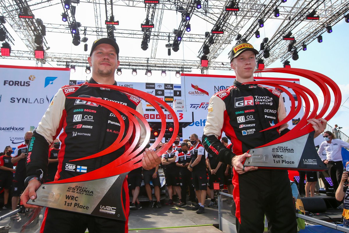 Kalle Rovanperä, Jonne Halttunen, Toyota Gazoo Racing WRT Toyota Yaris WRC sur le podium