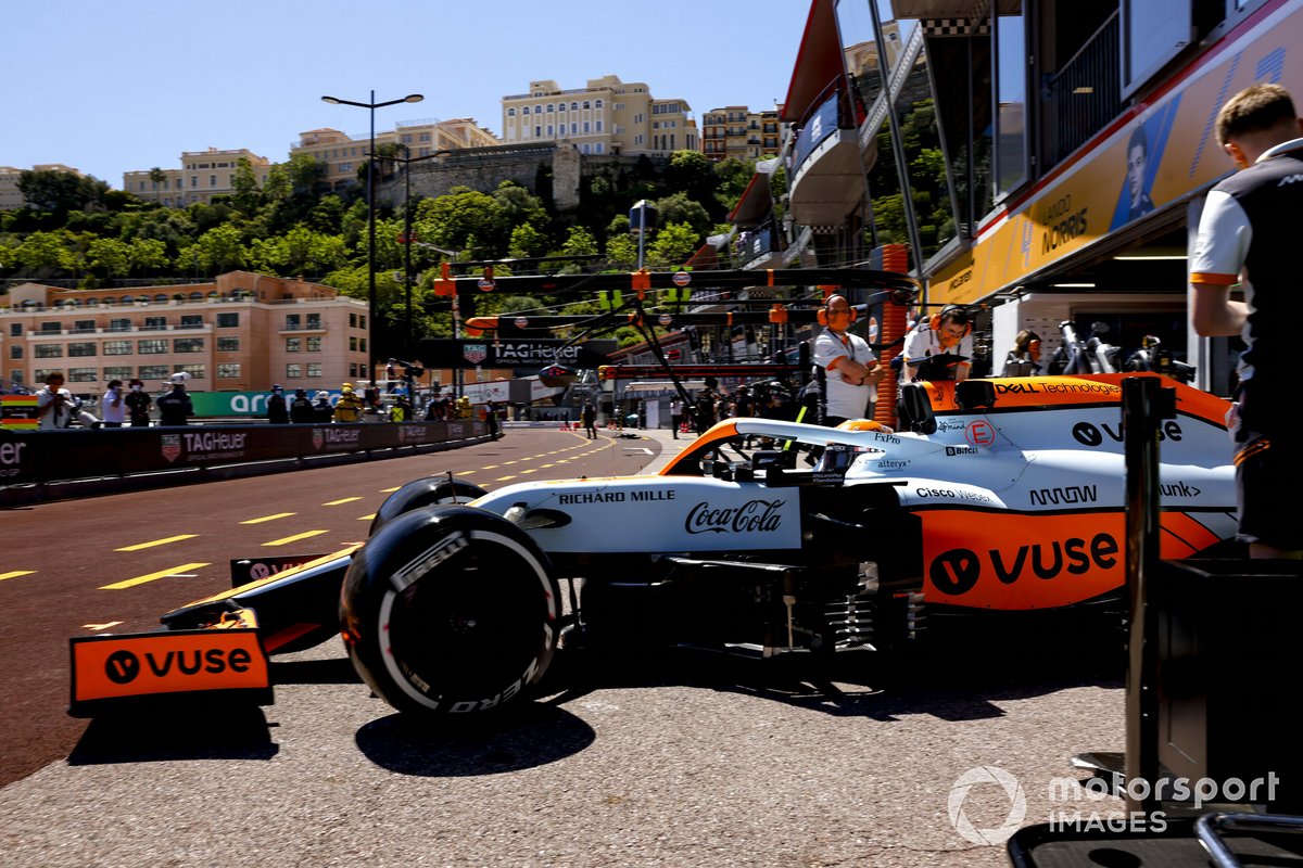 Daniel Ricciardo, McLaren MCL35M, lascia il garage