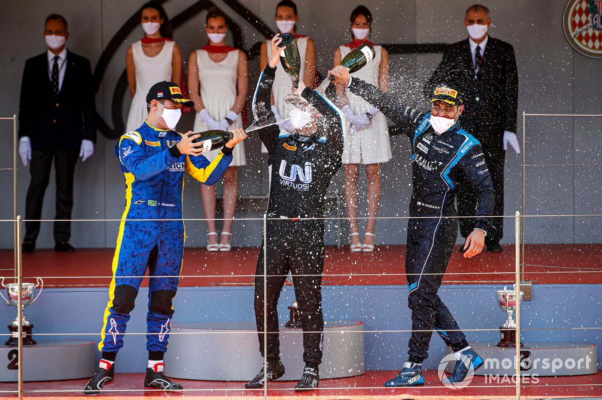 Felipe Drugovich, Uni-Virtuosi, el ganador Guanyu Zhou, Uni-Virtuosi Racing y Roy Nissany, Dams, en el podio de Mónaco