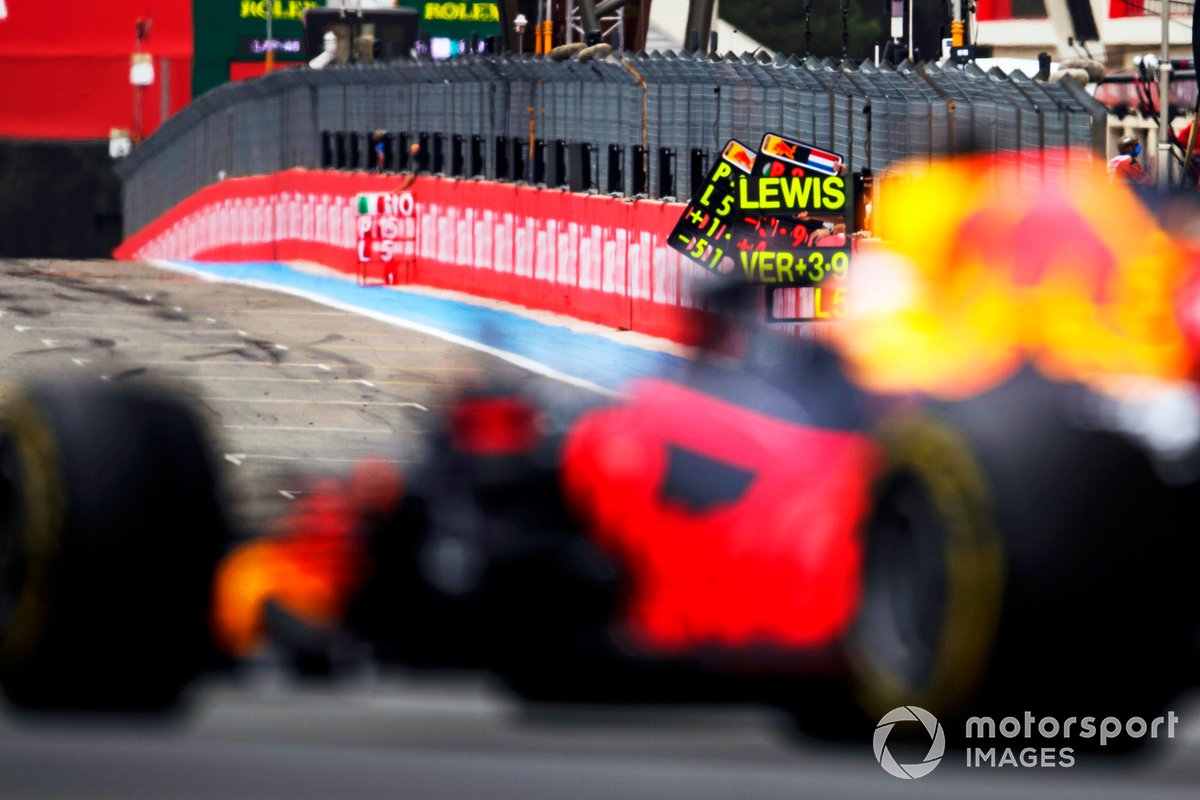 Pit board esposta per Max Verstappen, Red Bull Racing RB16B