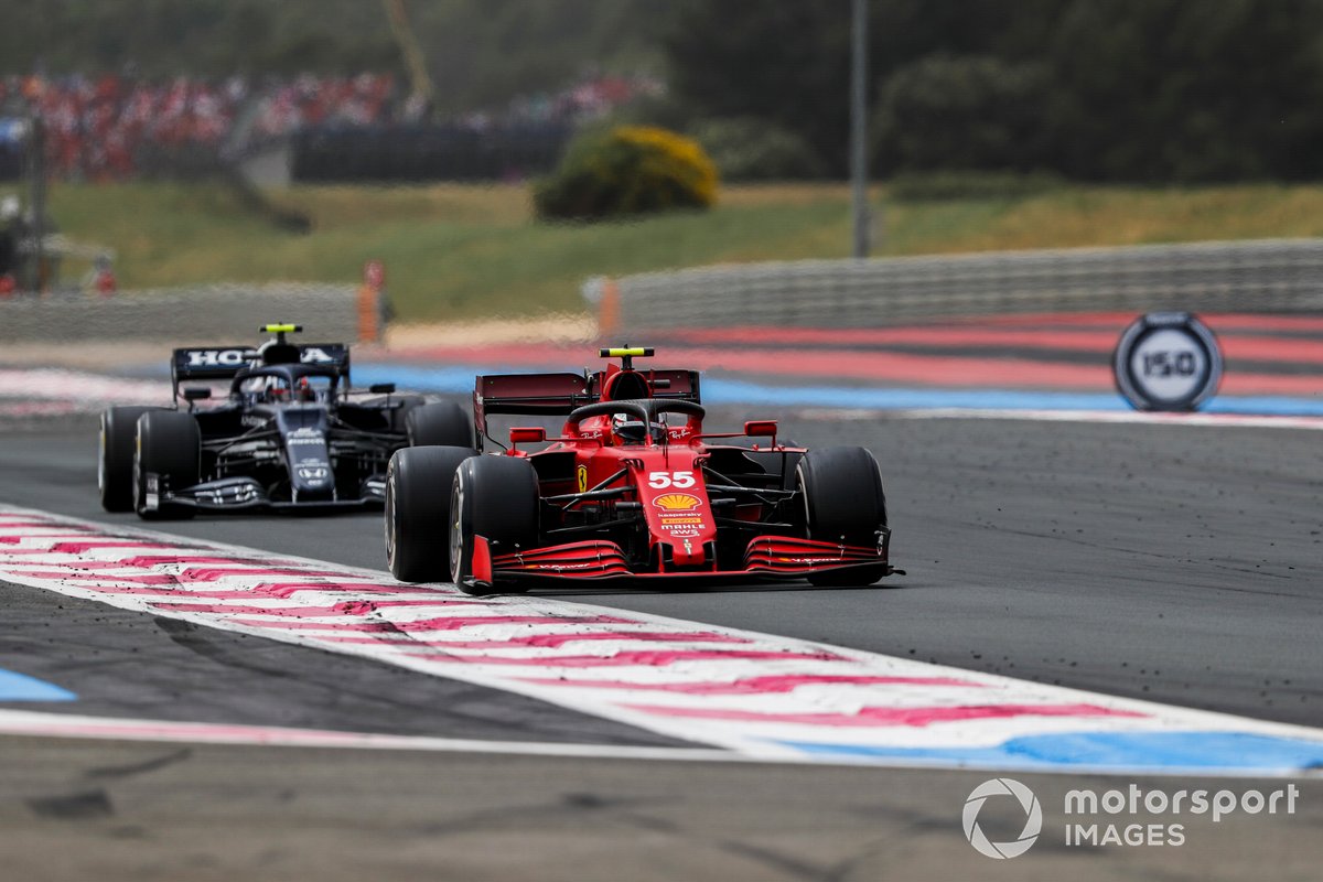 Carlos Sainz, Ferrari SF21, precede Pierre Gasly, AlphaTauri AT02