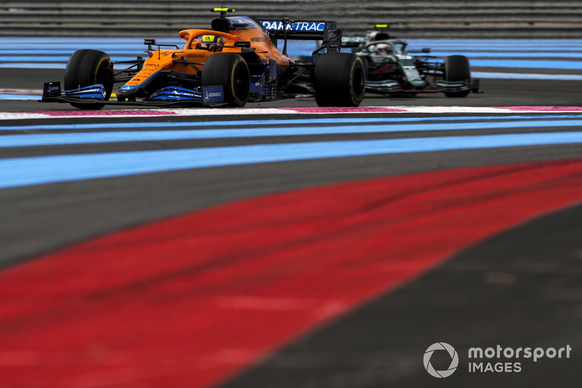Lando Norris, McLaren MCL35M, Sebastian Vettel, Aston Martin AMR21
