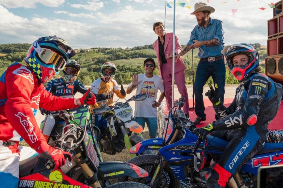 Valentino Rossi, Gianni Morandi, Lorenzo Jovanotti, Pecco Bagnaia, Marco Bezzecchi, Marco Belli