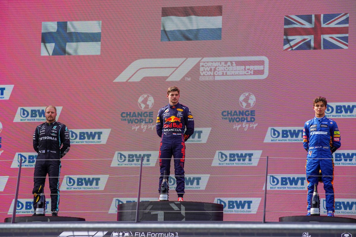 Podio: segundo lugar Valtteri Bottas, Mercedes, Toyoharu Tanabe, Director técnico F1 Honda, ganador Max Verstappen, Red Bull Racing , tercer lugar Lando Norris, McLaren