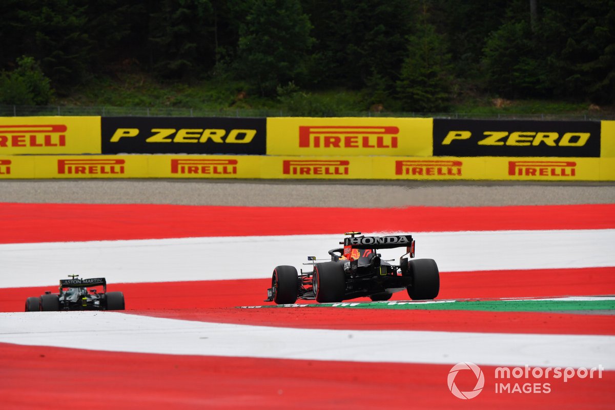 Sebastian Vettel, Aston Martin AMR21, Sergio Perez, Red Bull Racing RB16B