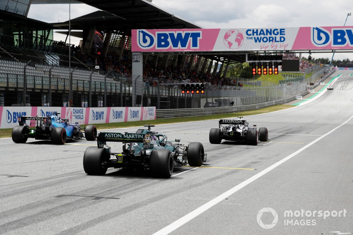 Pierre Gasly, AlphaTauri AT02, Roy Nissany, Williams FW43B piloto de desarrollo, y Lance Stroll, Aston Martin AMR21, practican la salida al final de la FP1