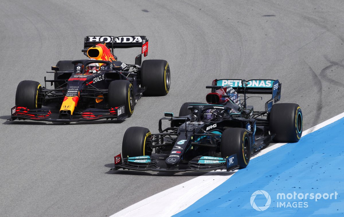 Lewis Hamilton, Mercedes W12, passa Max Verstappen, Red Bull Racing RB16B e si prende il primo posto