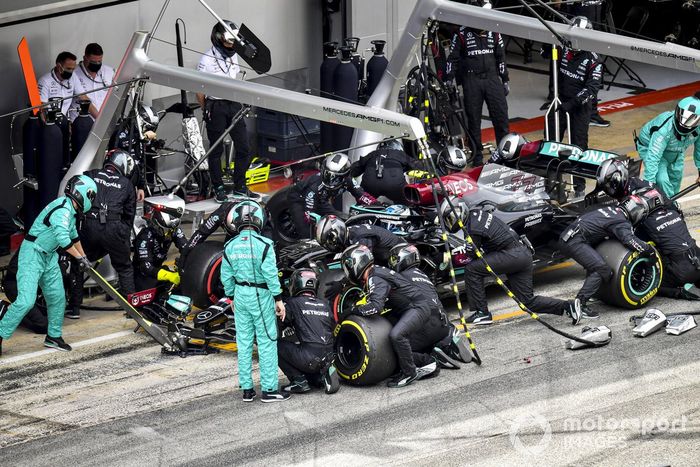 Valtteri Bottas, Mercedes W12, en los boxes