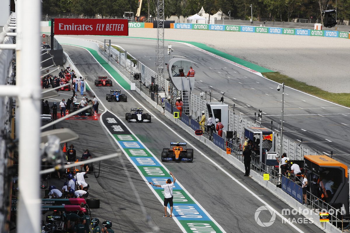 Lando Norris, McLaren MCL35M, Nicholas Latifi, Williams FW43B, e Esteban Ocon, Alpine A521, in pit lane