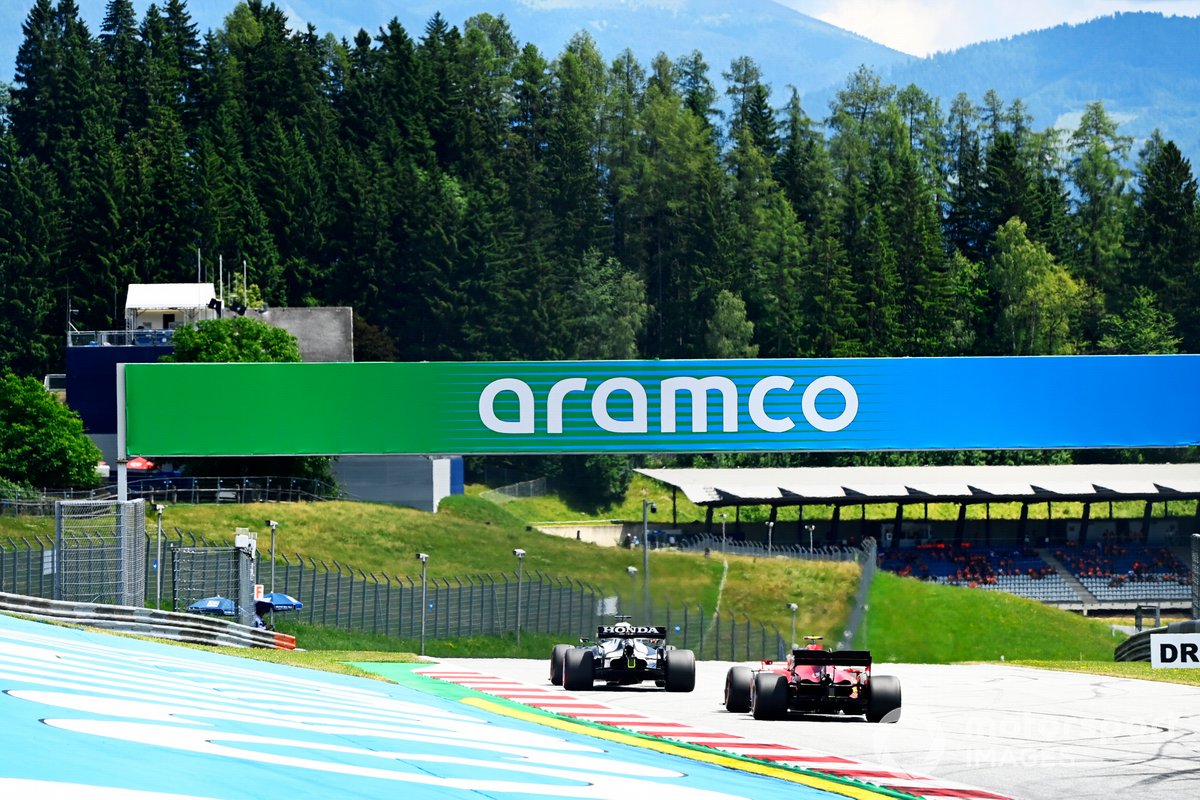 Yuki Tsunoda, AlphaTauri AT02, Carlos Sainz Jr., Ferrari SF21